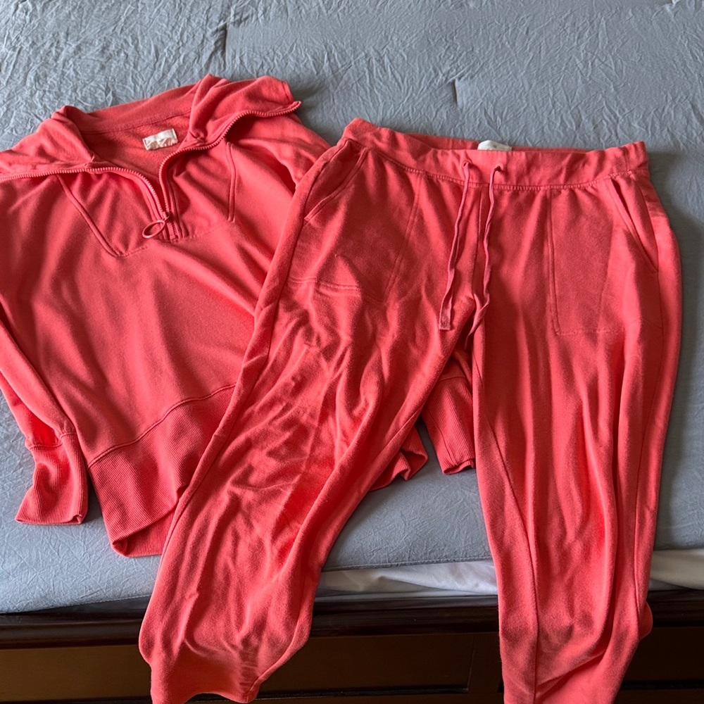 Lou & Grey Signaturesoft Coral Top and Pants Set